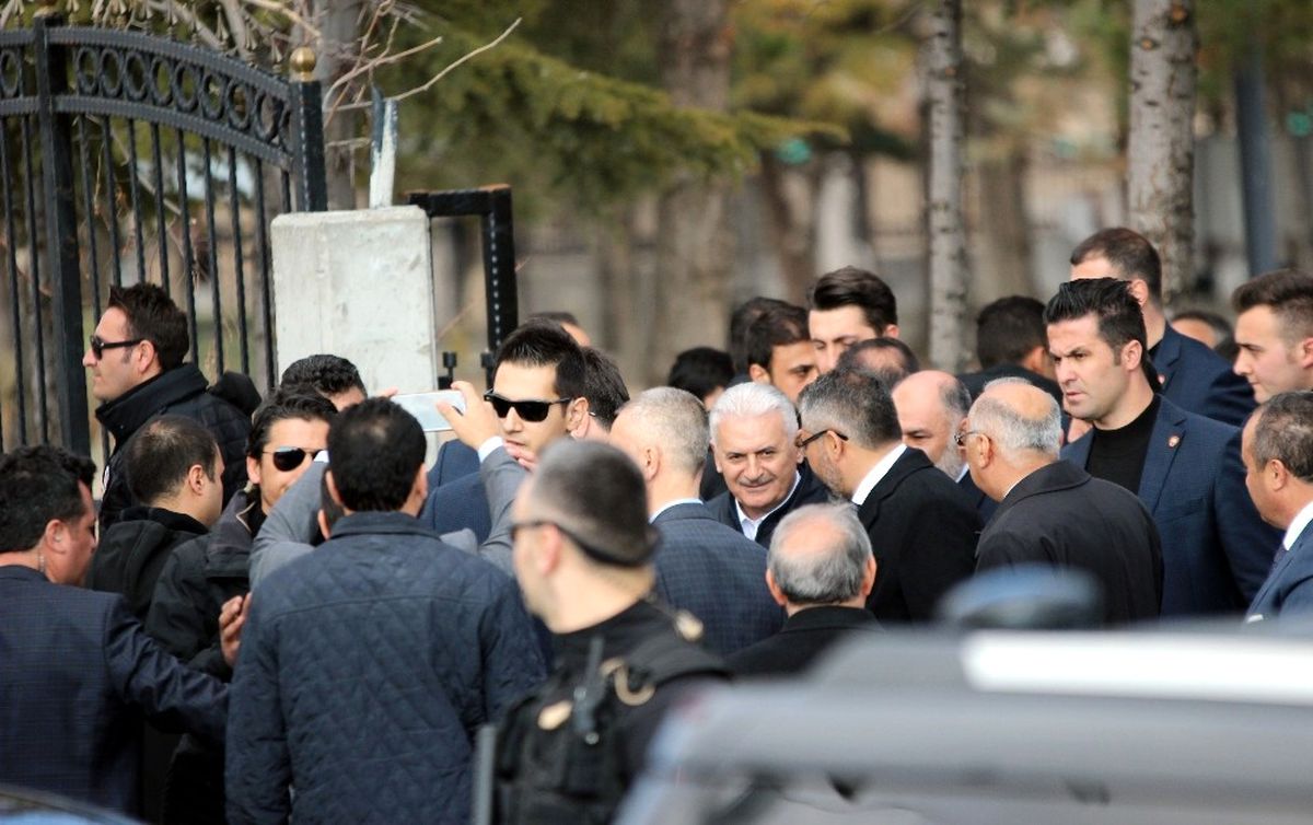 Başbakan Binali Yıldırım Şehit Ömer Halisdemir\'in Kabrini Ziyaret Etti