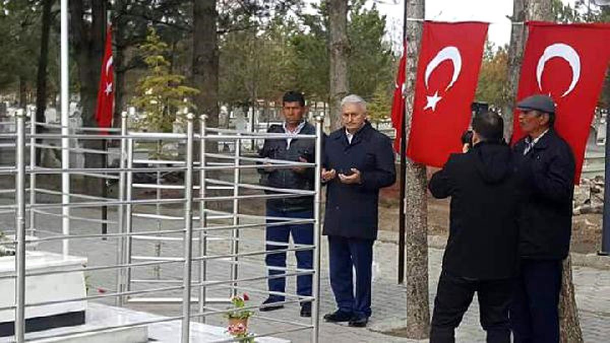 Başbakan Yıldırım, Şehit Halisdemir\'in Mezarını Ziyaret Etti