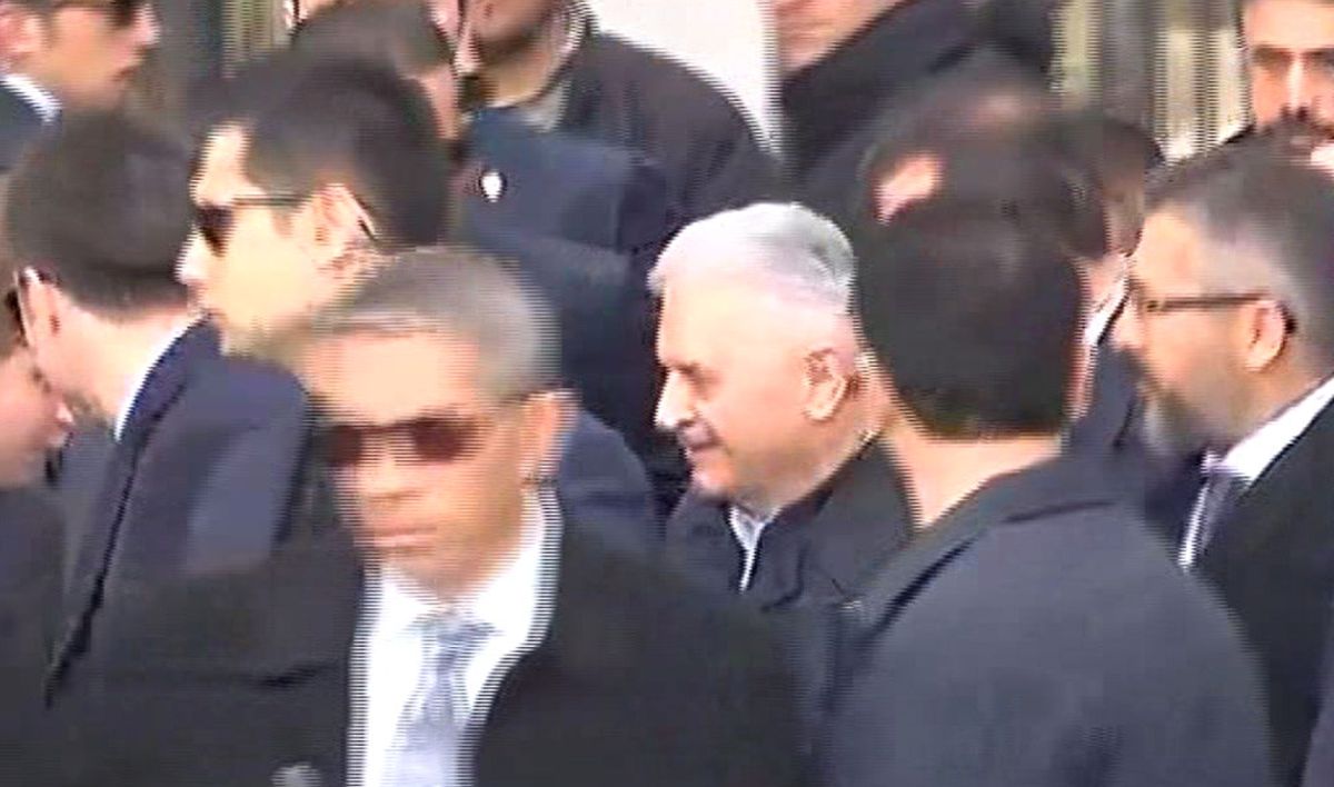 Başbakan Yıldırım Şehit Ömer Halisdemir\'in Kabrini Ziyaret Etti