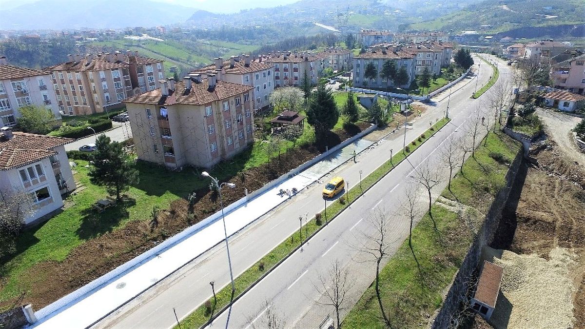 Başiskele\'de Perde Duvar ve Yaya Kaldırımı Çalışmaları Sürüyor