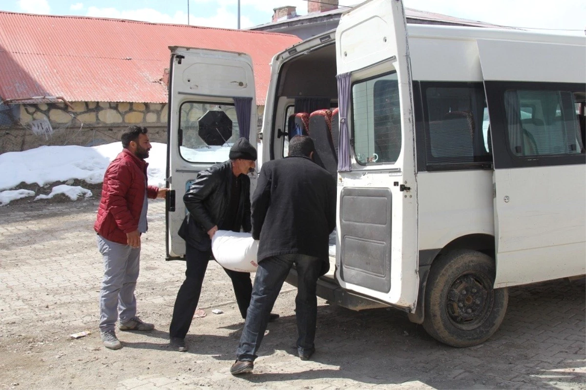 Başkale Belediyesinden Yoksul Ailelere Ekmek ve Un Yardımı