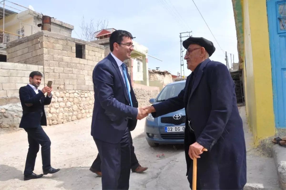 Besni Kaymakamı Gencer Köy Gezilerini Sürdürüyor