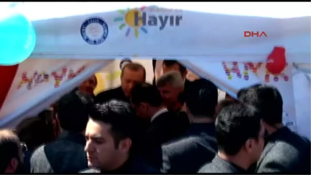 Cumhurbaşkanı Erdoğan, Sarıyer\'de "Hayır" Standına Uğradı