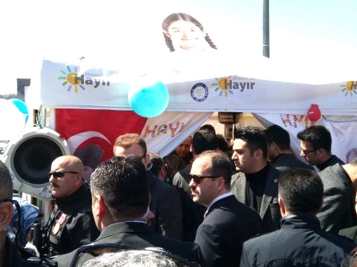 Cumhurbaşkanı Erdoğan, Sarıyer\'de "Hayır" Standına Uğradı (2)