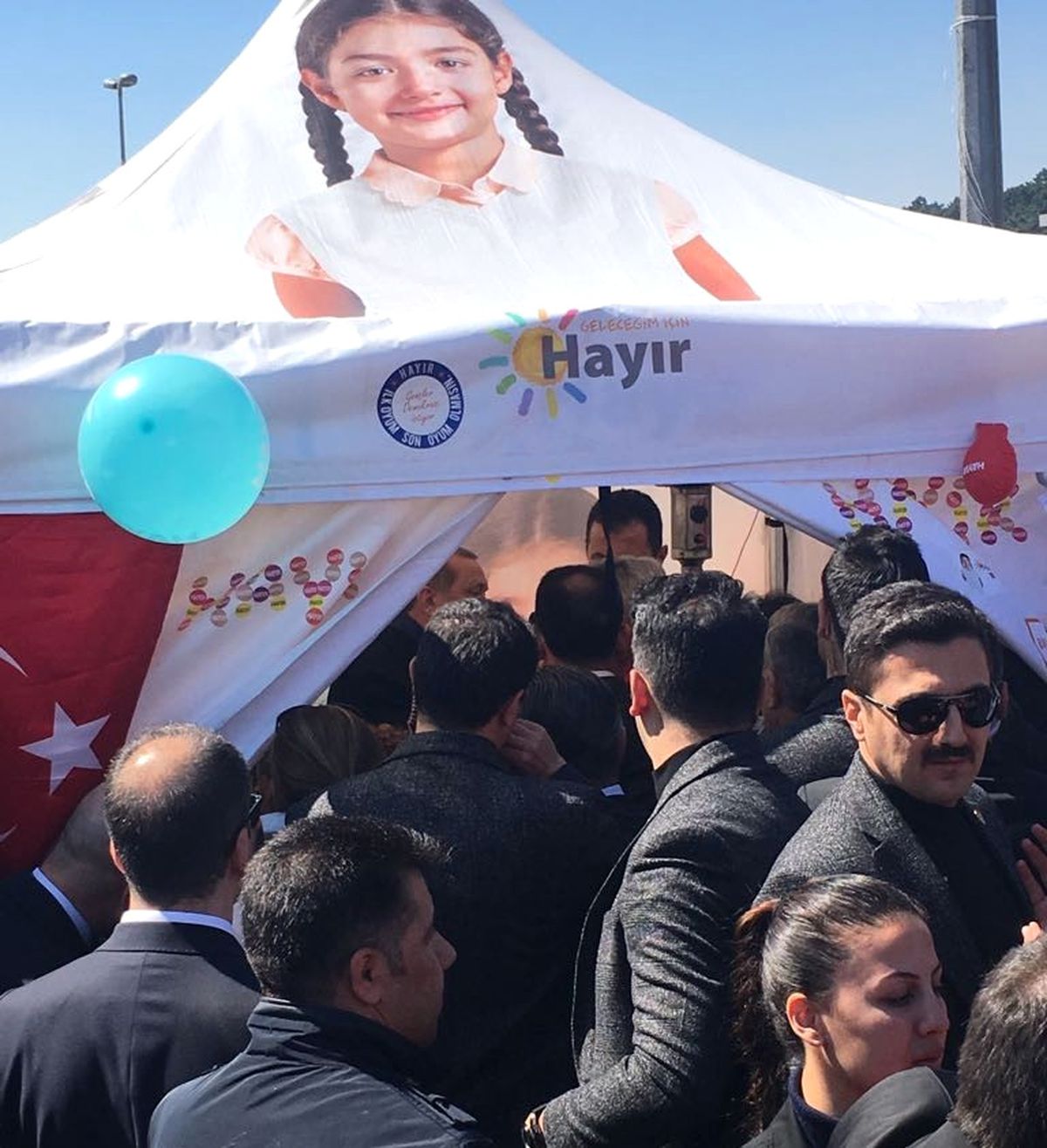 Cumhurbaşkanı Erdoğan, Sarıyer\'de "Hayır" Standını Ziyaret Etti (3)