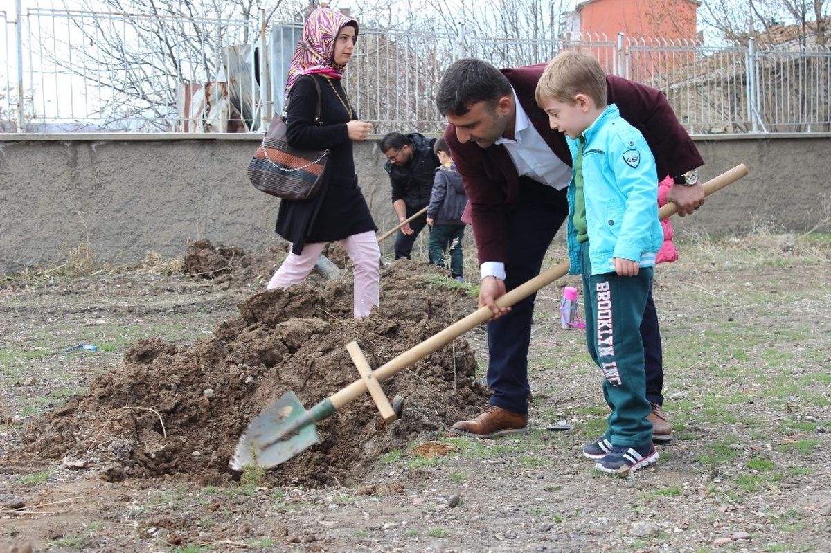 Elazığ\'da Öğrenciler, Fidan Dikti