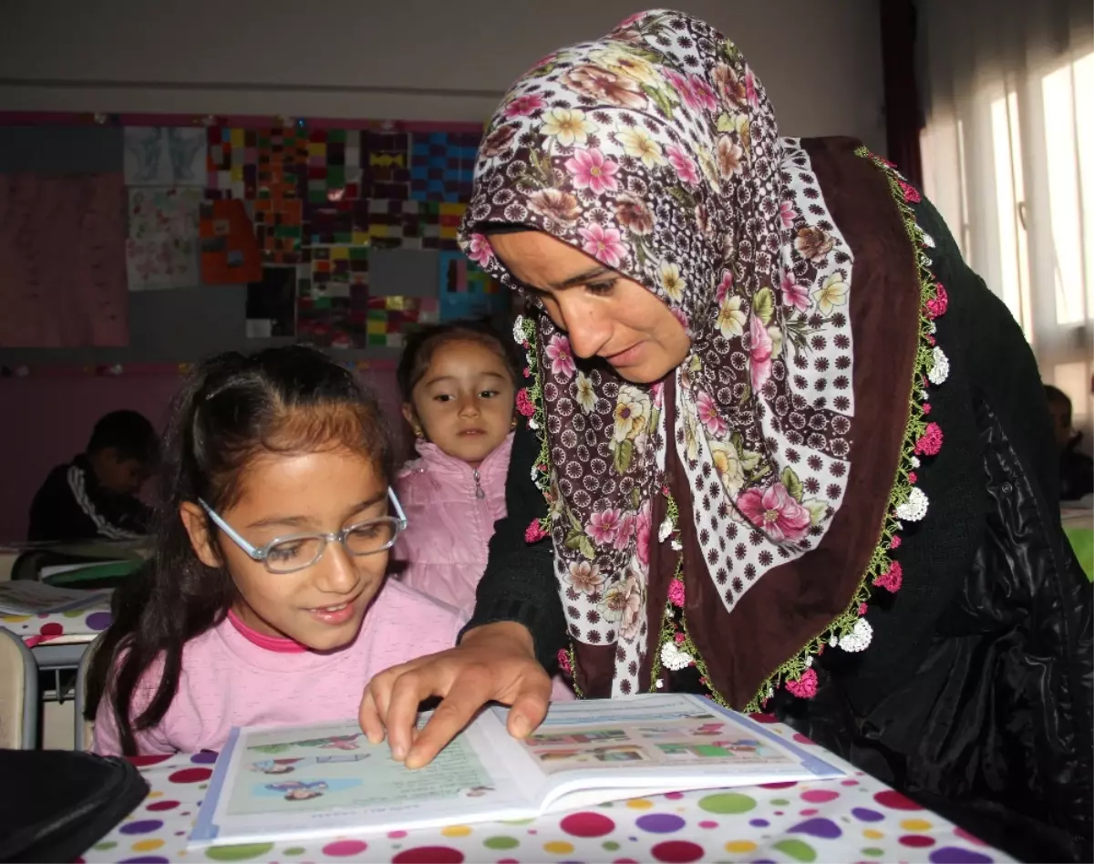 Engelli Kızıyla Birlikte Okuma-yazma Öğrendi