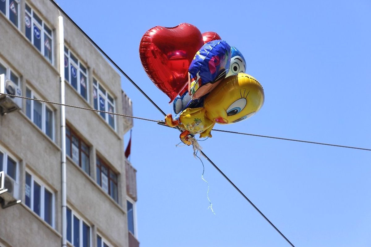 Eskişehir\'de Tramvay Ulaşımına Uçan Balon Engeli