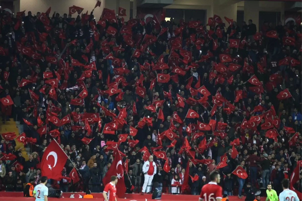 Eskişehirli Futbolseverler Milli Maça Yoğun Ilgi Gösterdi