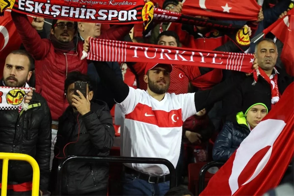 Eskişehirli Futbolseverler Milli Maça Yoğun İlgi Gösterdi