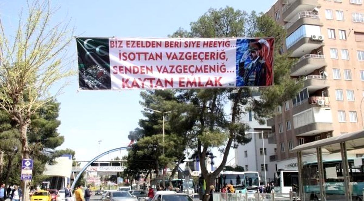 Esnaftan Askeri Üniformalı Erdoğan Pankartı