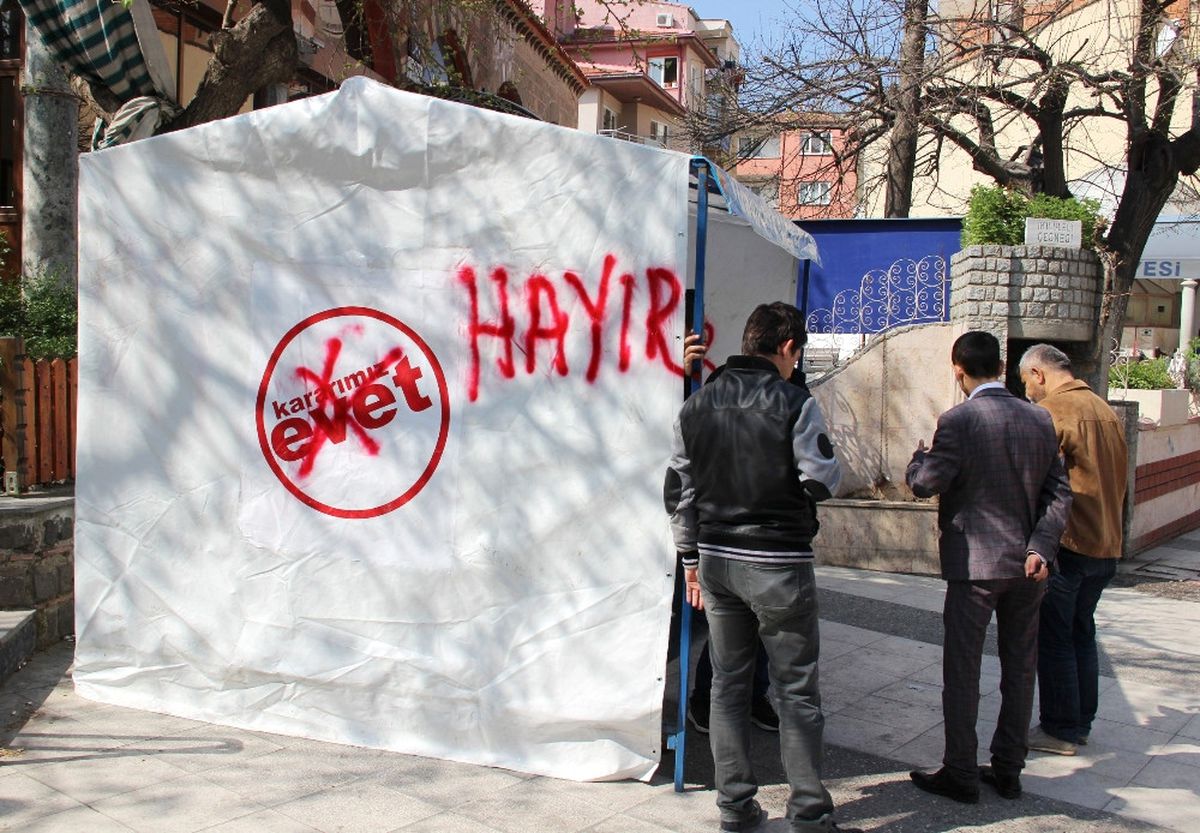 Evet\' Standına Çirkin Saldırı