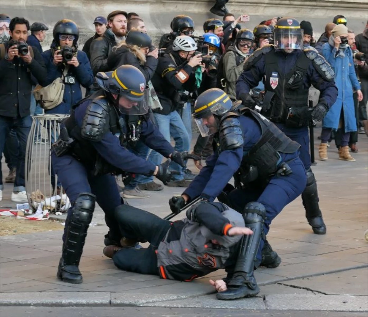 Fransa\'da Polis Şiddeti Protestoları