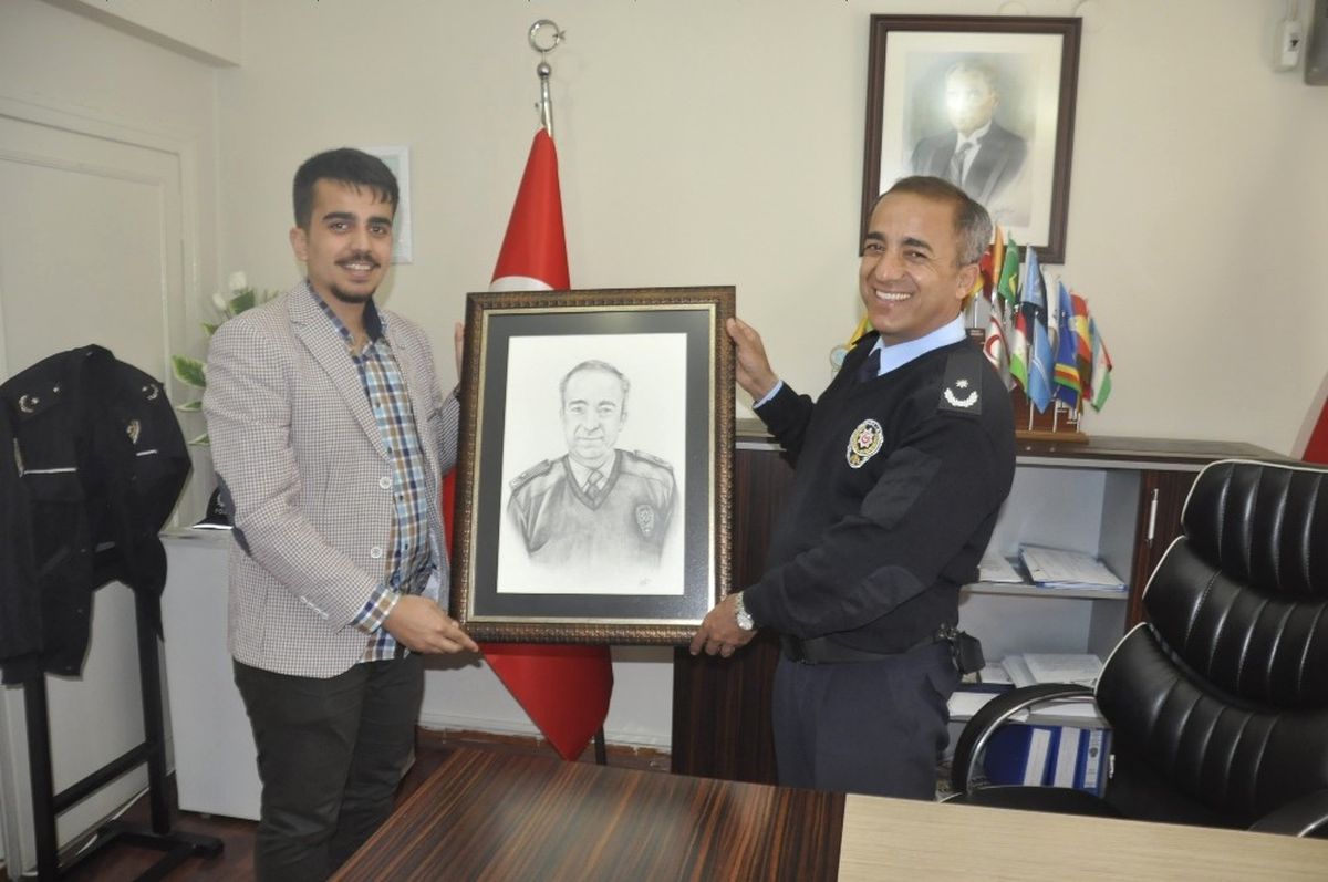 Genç Ressam İlçe Emniyet Müdürünün Portresini Çizdi