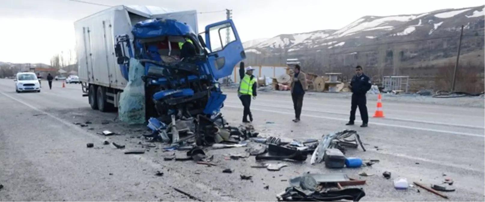 Kamyon Yolcu Otobüsüne Arkadan Çarptı: 9 Yaralı (2)