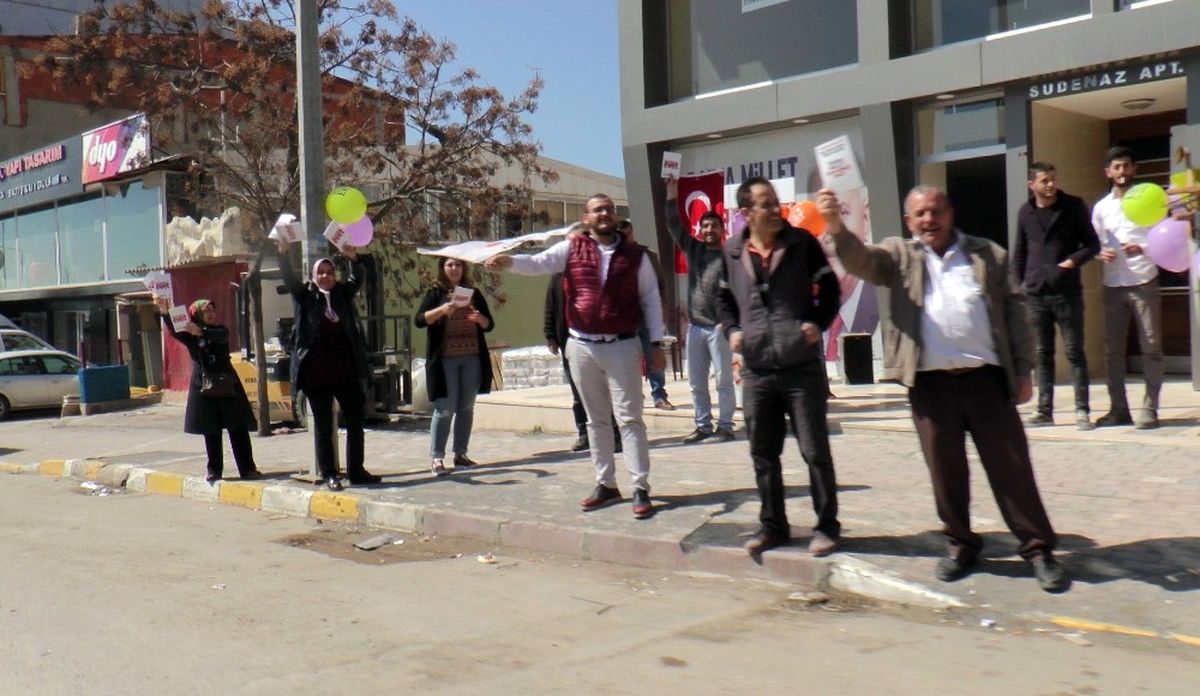 Kılıçdaroğlu\'nun Konvoyunu, "Evet" Bayrakları Karşıladı