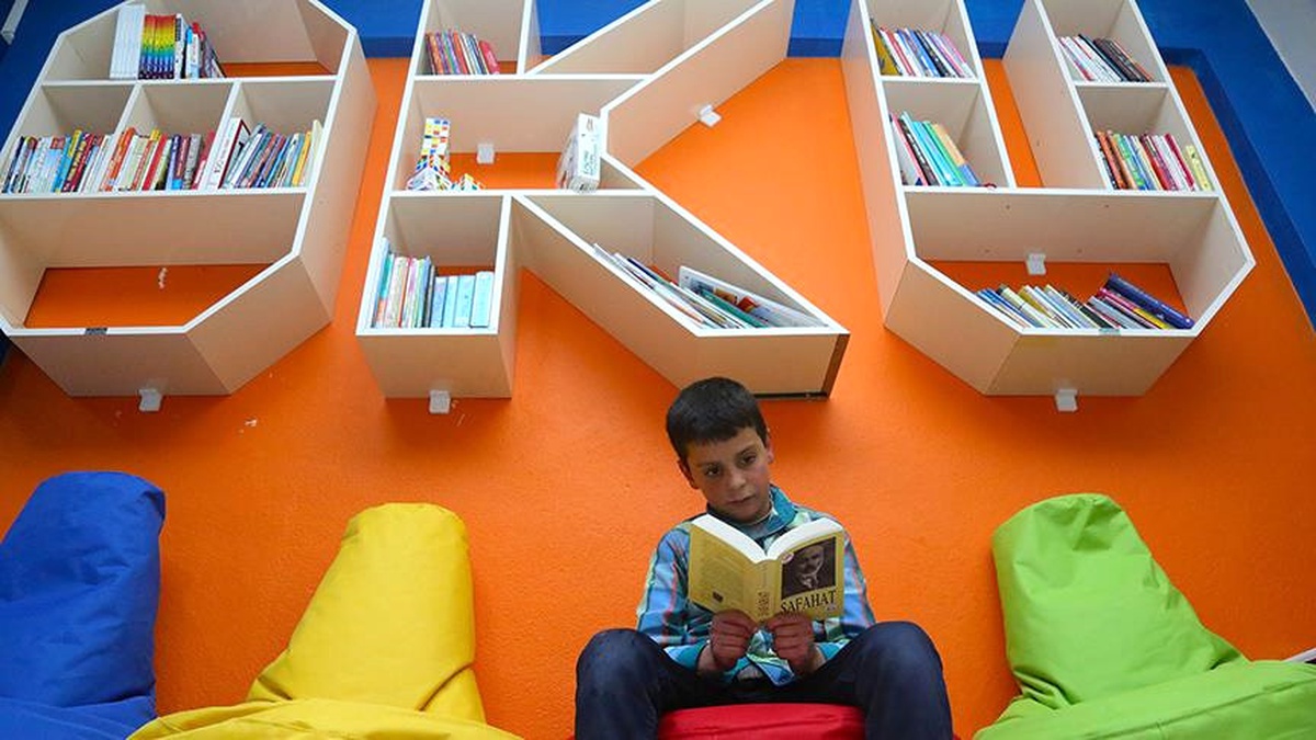 Köyün Sıra Dışı Kafesi "Kitap Kurdu" Çocuklar İçin Hizmette