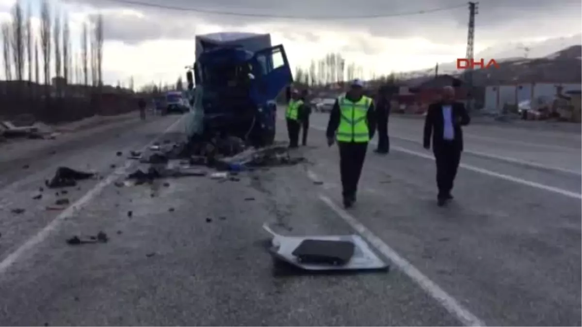 Malatya Kamyon Yolcu Otobüsüne Arkadan Çarptı: 9 Yaralı