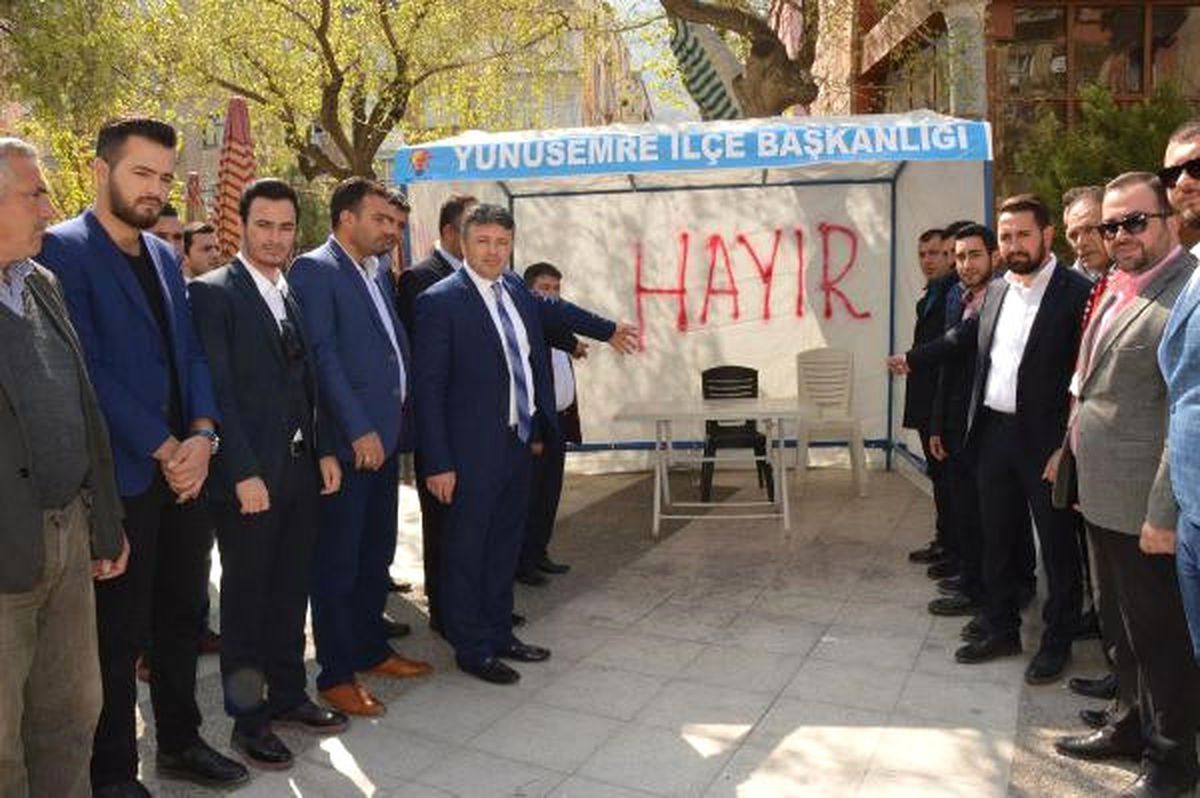 Manisa\'da \'Evet\' Standına Spreyle \'Hayır\' Yazdılar