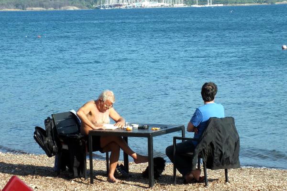 Marmaris\'te Deniz Kıyısı Polenle Kaplandı