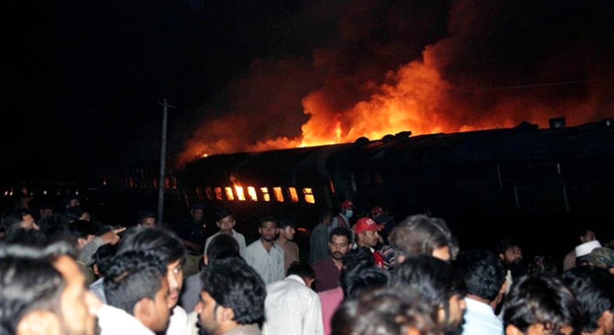 Pakistan\'da Yolcu Treni Tankere Çarptı: 2 Ölü