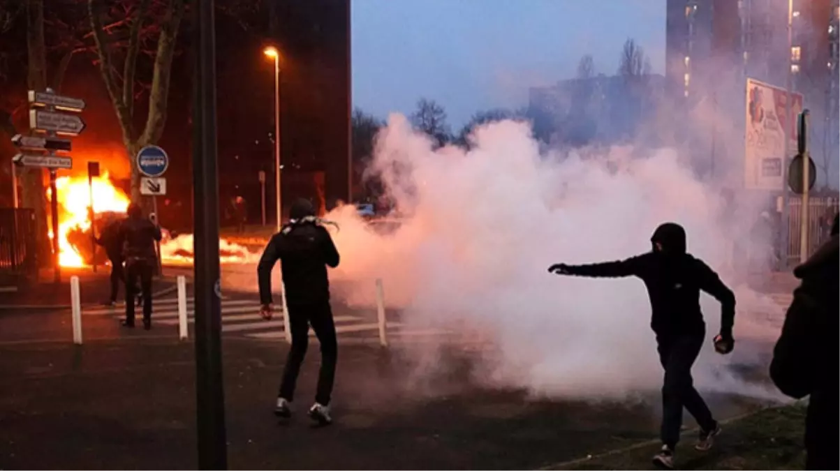 Paris\'te Polis Şiddeti Protestosu