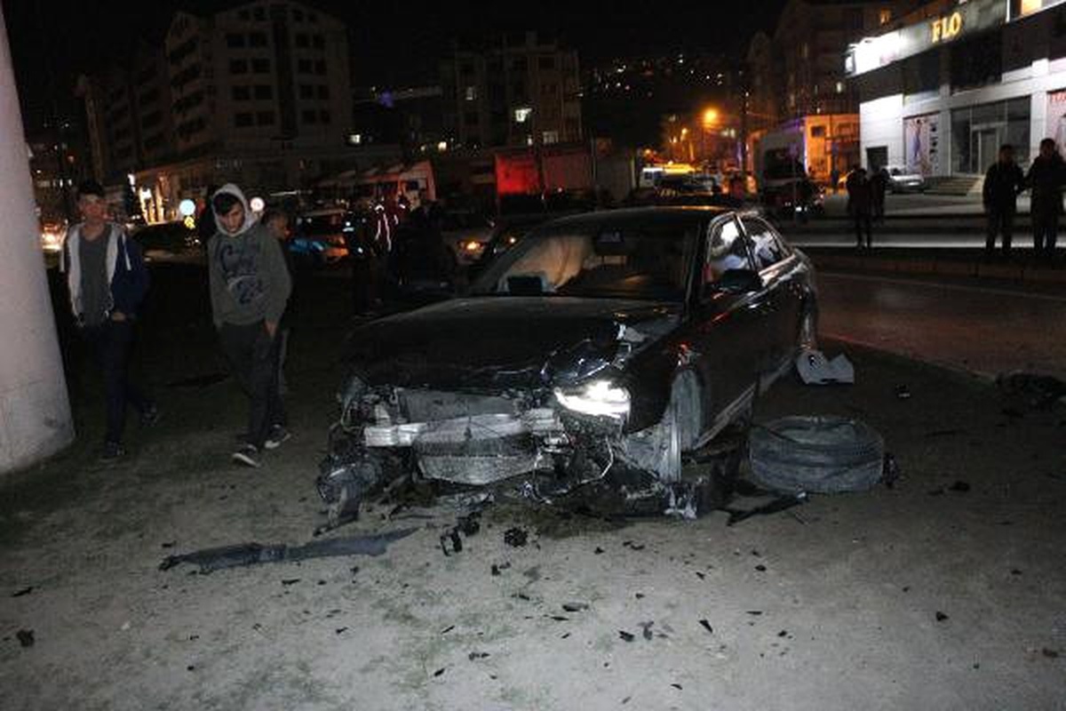 Şerit İhlali Yapan Otomobil Hafif Ticari Kamyonete Çarptı: 5 Yaralı