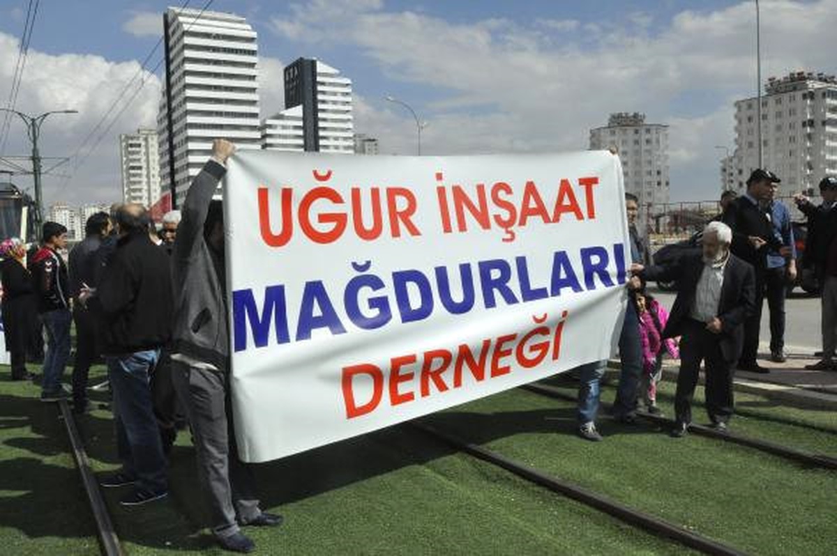 Şirket İflas Edince Evleri Satılan Vatandaşlar Tramvay Yolunu Kapattı