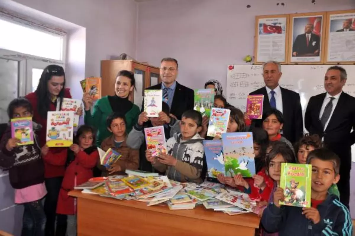 Vedaş, Süphan Dağı Eteklerindeki Çocuklara Kitap Hediye Etti