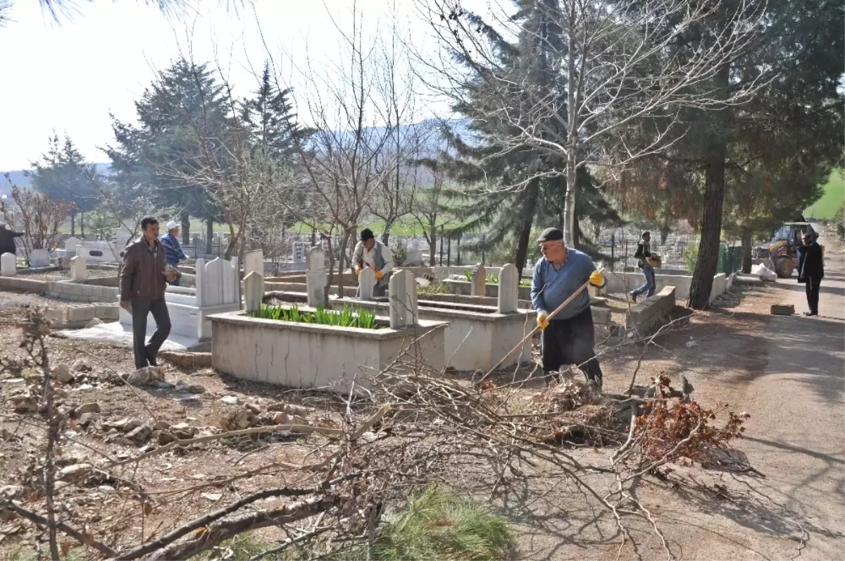 Yarbaşı Mezarlığı Temizlendi