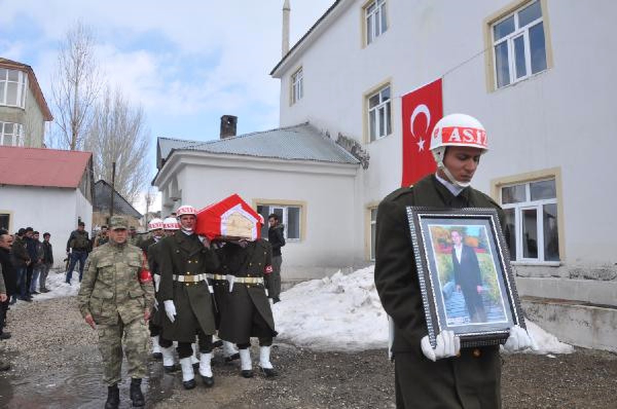 Yüksekova\'da Şehit Edilen Korucusu Toprağa Verildi