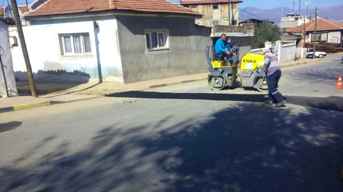Alaşehir\'de Bozulmuş Yollara Asfalt Çalışması