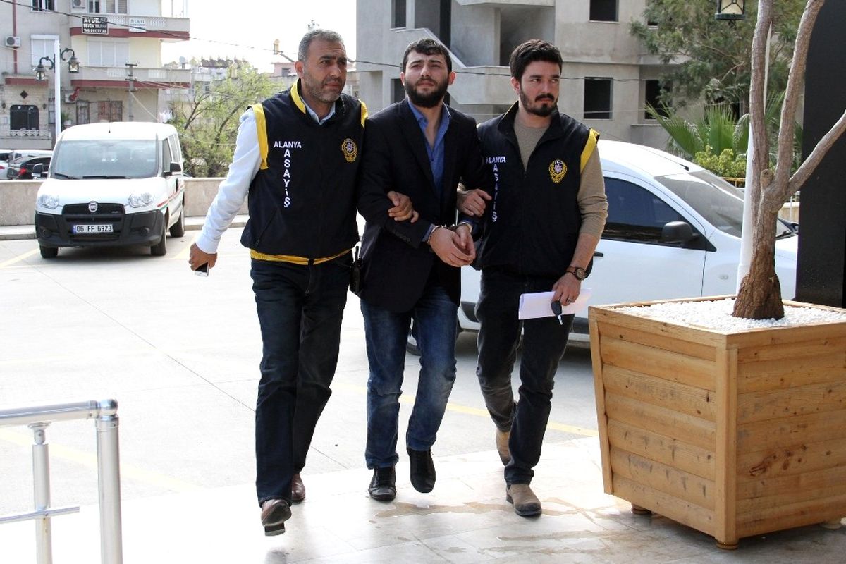 Antalya\'da 6 Ayrı Suçtan Aranan Şüpheli Kahvahanede Yakalandı
