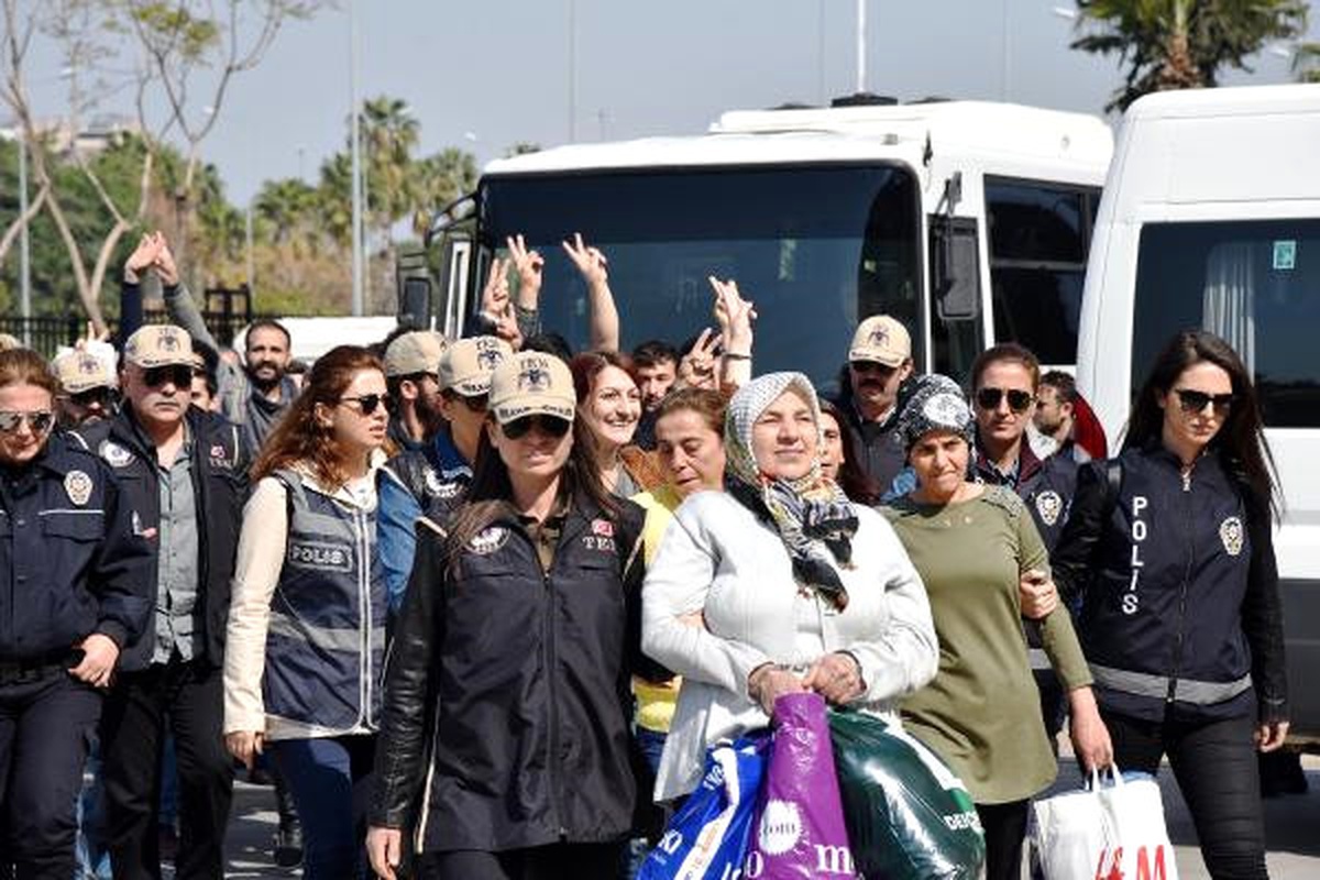 Antalya\'da Pkk/kck Şüphelisi 20 Kişi Adliyede