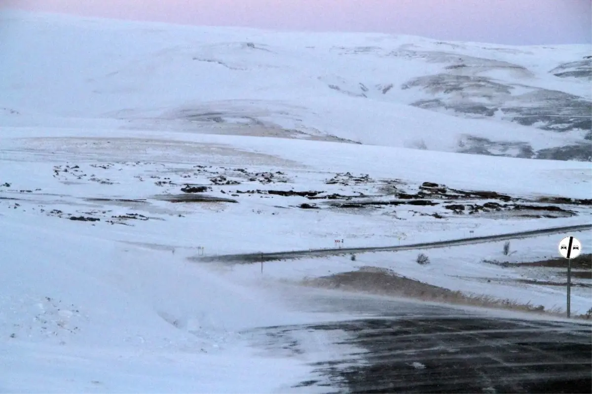 Ardahan\'da Ulaşıma Kar ve Tipi Engeli