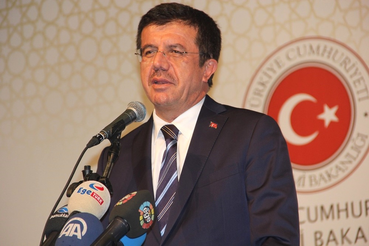 Bakan Zeybekci, İzmir\'de İş Dünyası Temsilcileriyle Bir Araya Geldi