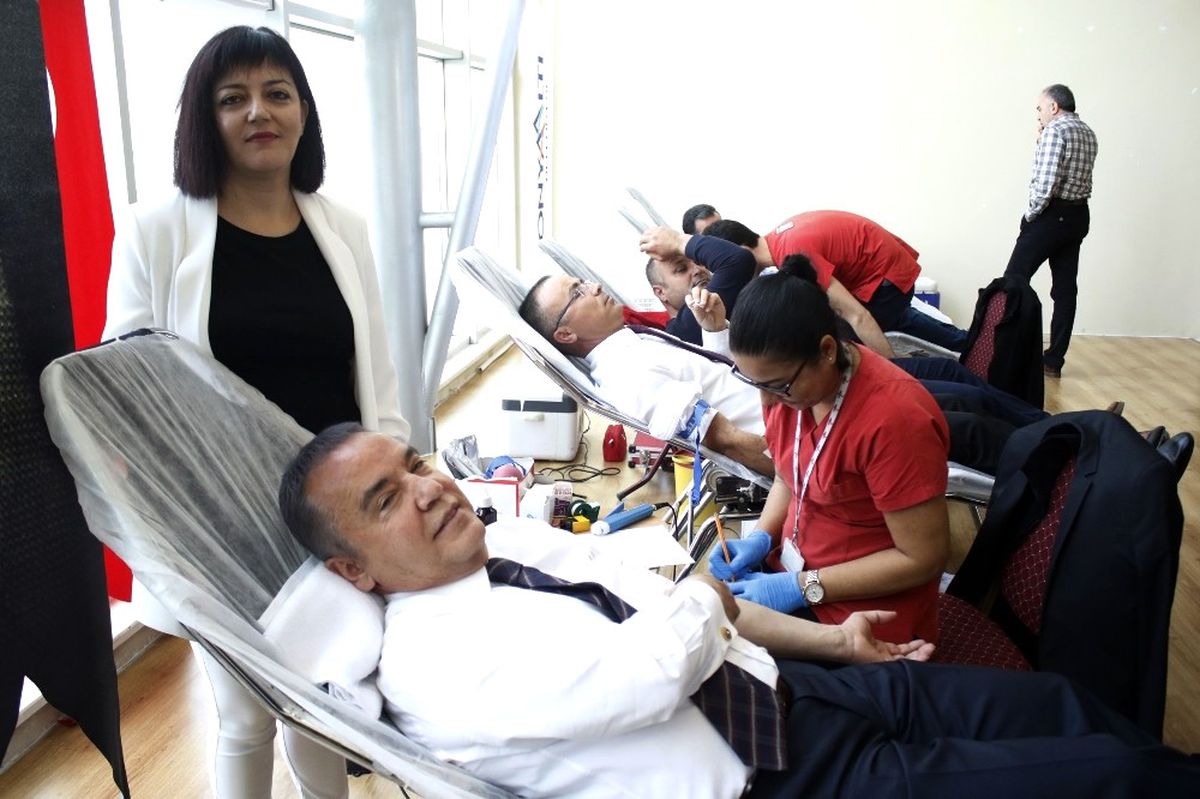 Başkan Böcek\'in Hedefi Kan Bağışında Altın Madalya