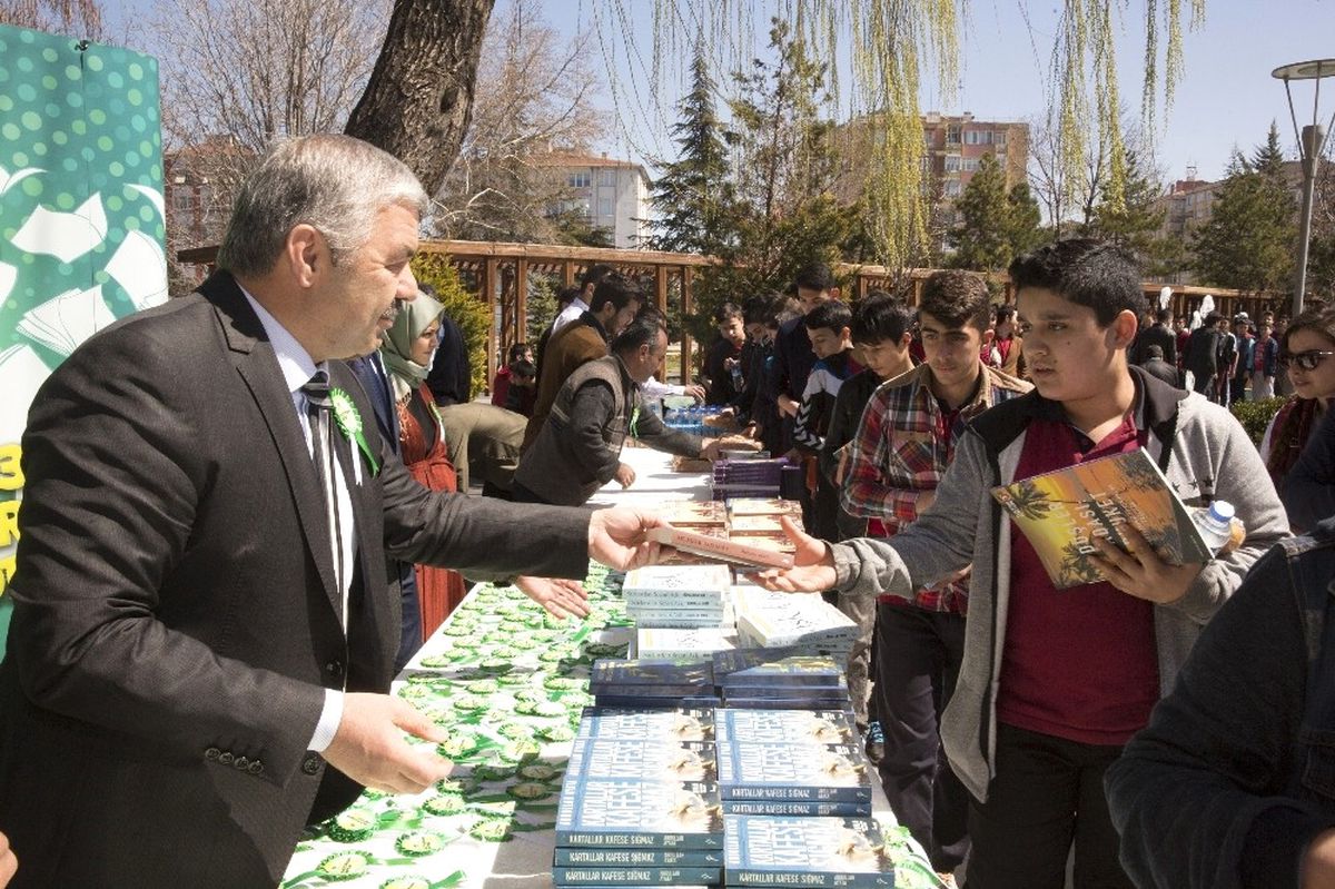 Başkan Çelik \'Kitap Bizden Okumak Sizden\' Etkinliğinde Kitap Dağıttı
