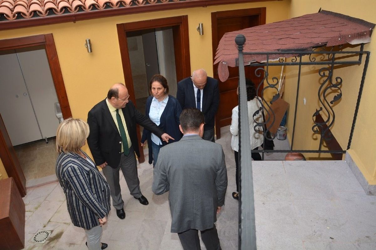 Başkan Özakcan, Restorasyonu Süren Konakları İnceledi