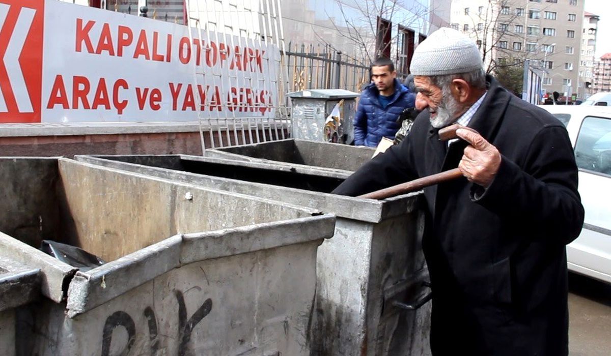 Bastonuyla Çöpte Yiyecek Arayan Yaşlı Adam Yürek Burktu