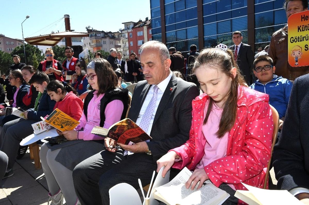 Belediyenin Önünde Kitap Okudular
