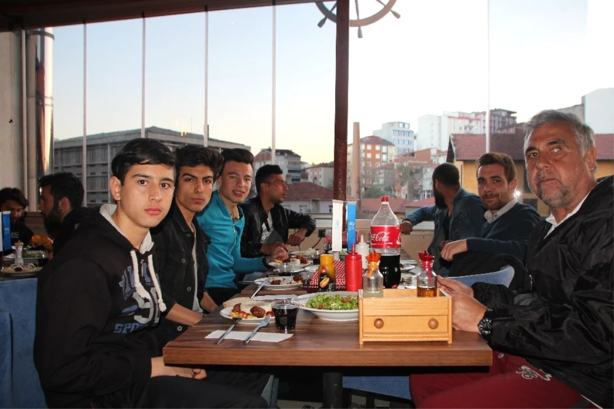 Bilecikspor Futbolcuları Maç Sonrası Moral Yemeğinde Bir Araya Geldi