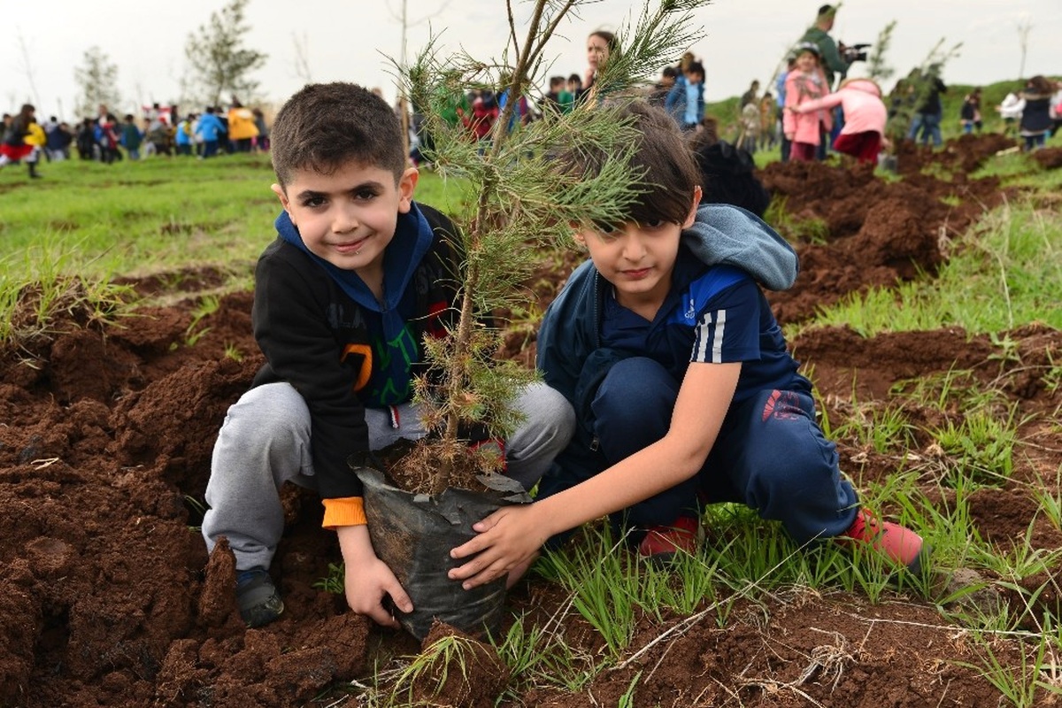 Diyarbakır\'da Fidan Ekim Sezonu Minik Çocuklarla Açıldı