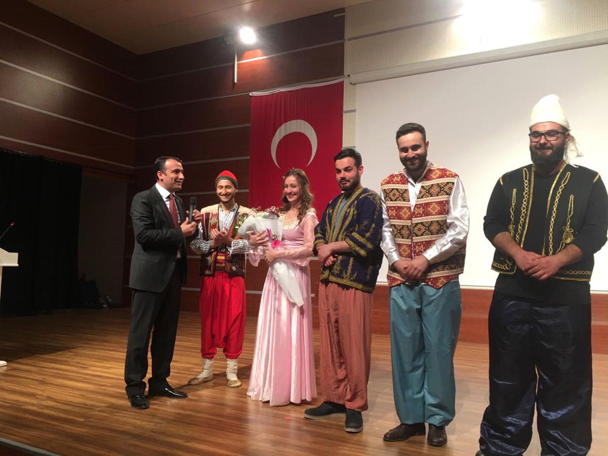 Dünya Tiyatro Günü\'nü sahneledikleri oyunla kutladılar