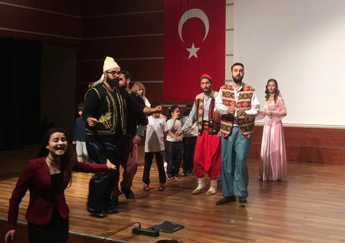 Dünya Tiyatro Günü\'nü Sahneledikleri Oyunla Kutladılar