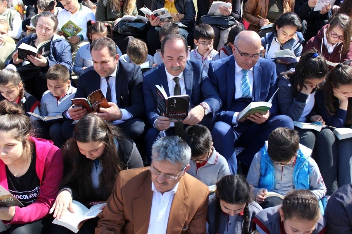 Edirne\'de Caddede Kitap Okudular