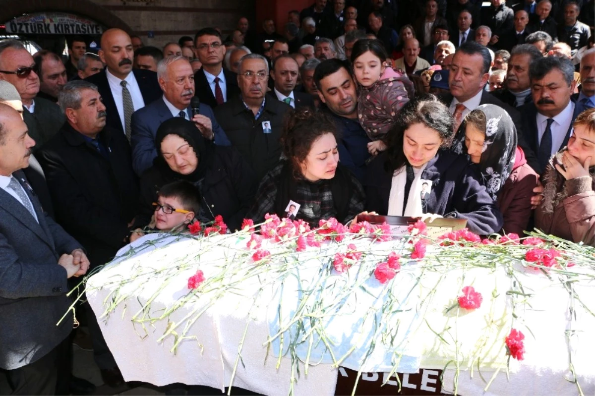 Eski Bakan, Makam Şoförünün Ardından Gözyaşı Döktü