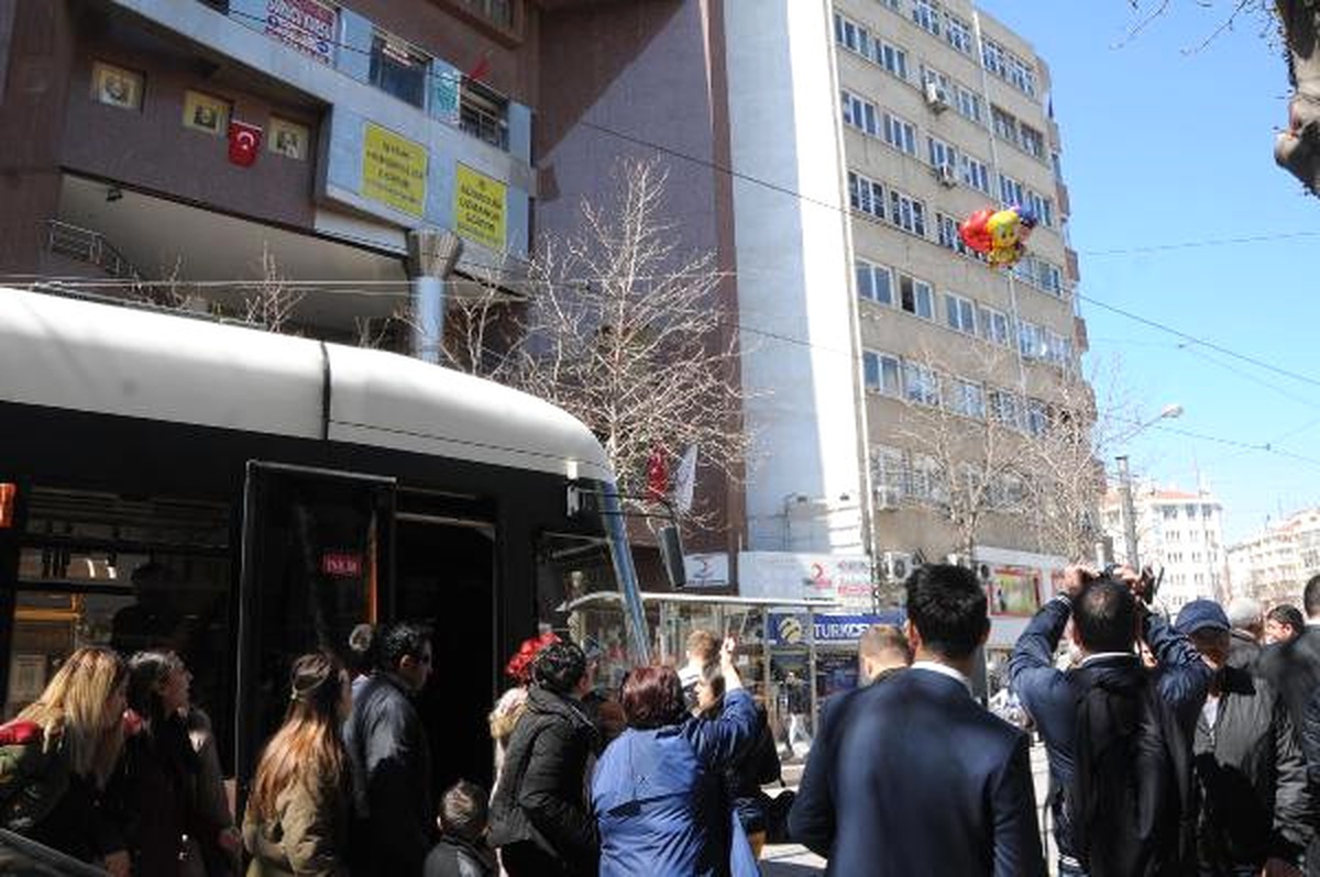 Eskişehir\'de Tellere Takılan Balonlar Nedeniyle Tramvay Seferleri Durdu