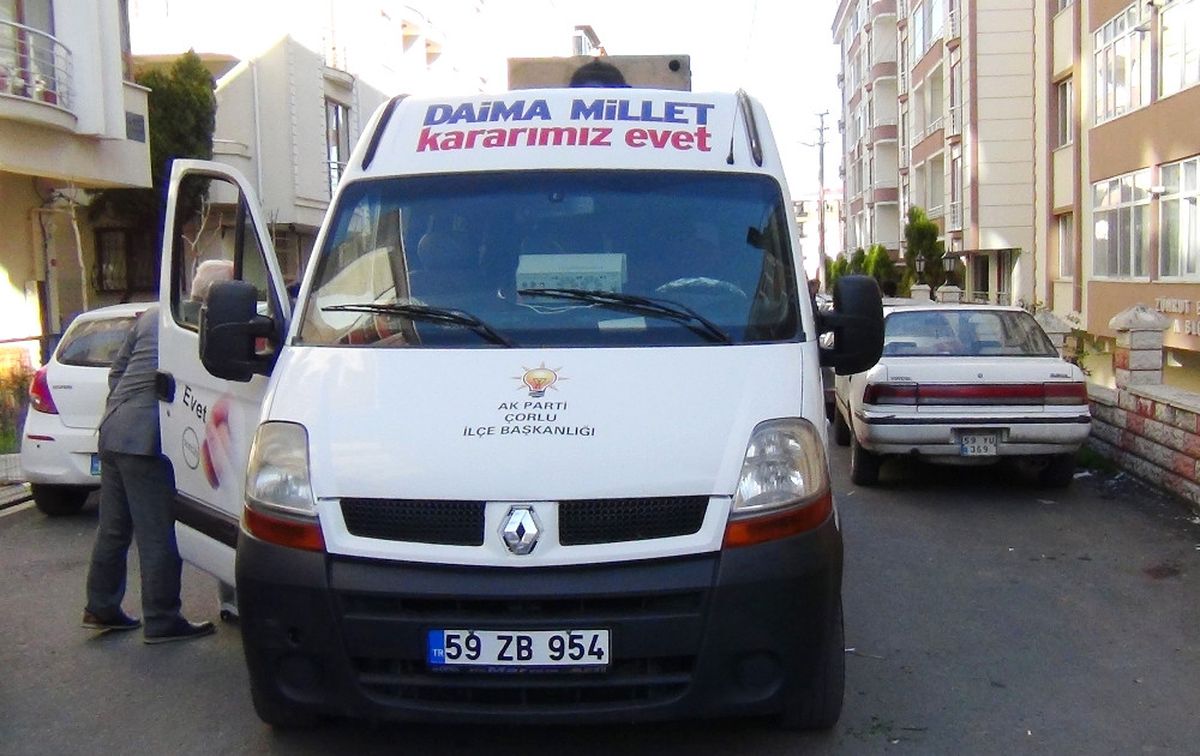 Evet\' Çalışması Yapan Seçim Aracı Şoförüne Darp