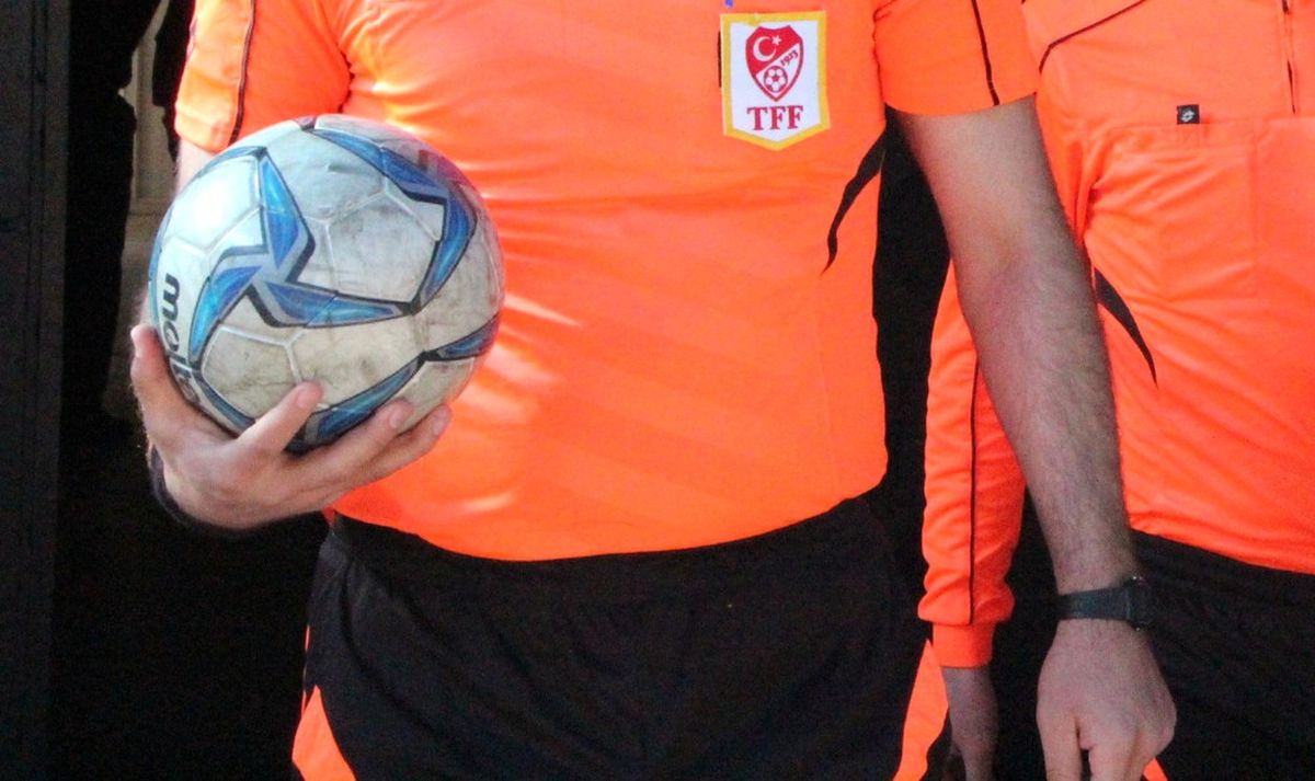 Hakem Futbolcunun Hayatını Kurtardı